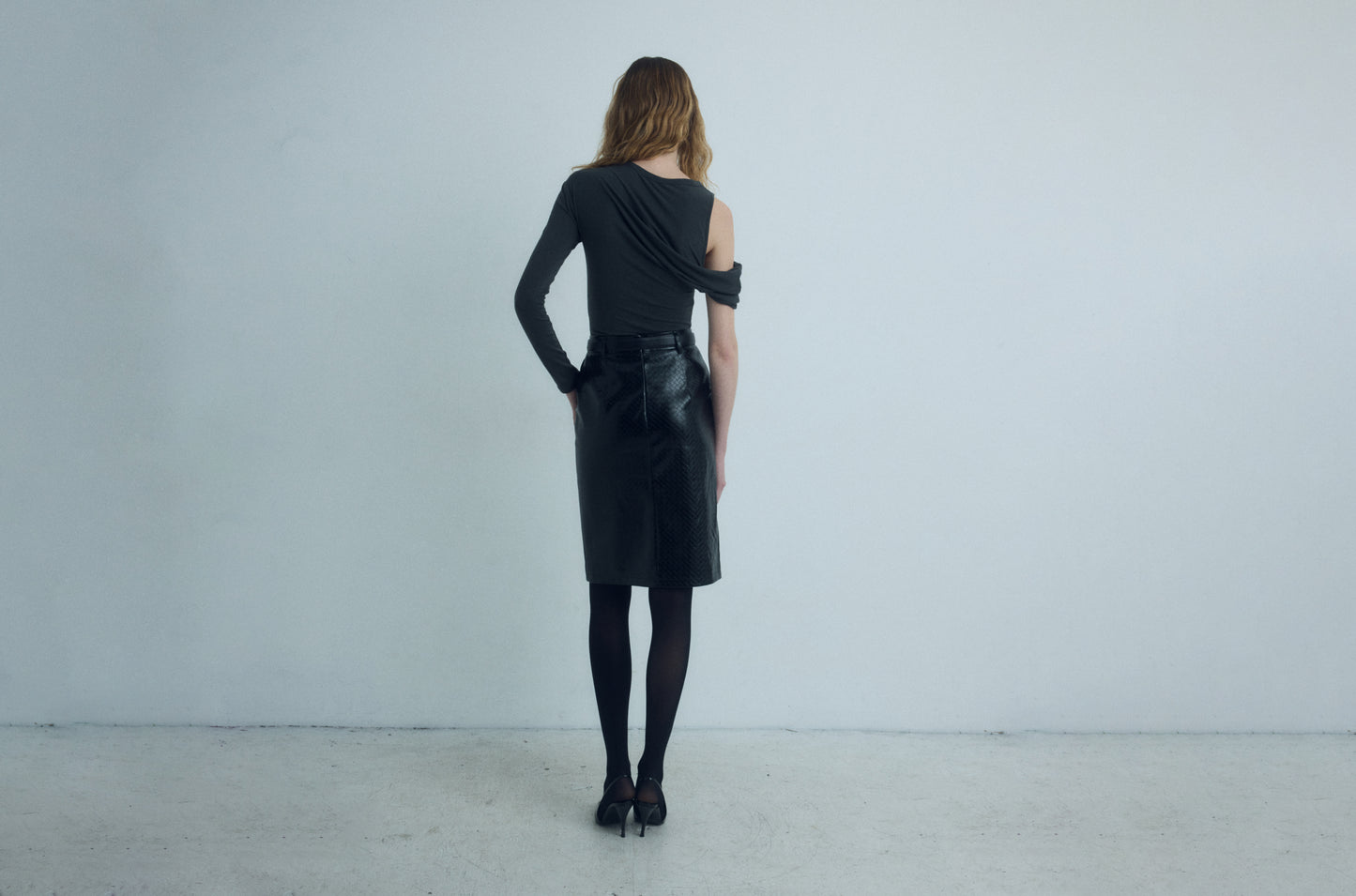 DROP 6 ASYMETRIC DRAPE TOP