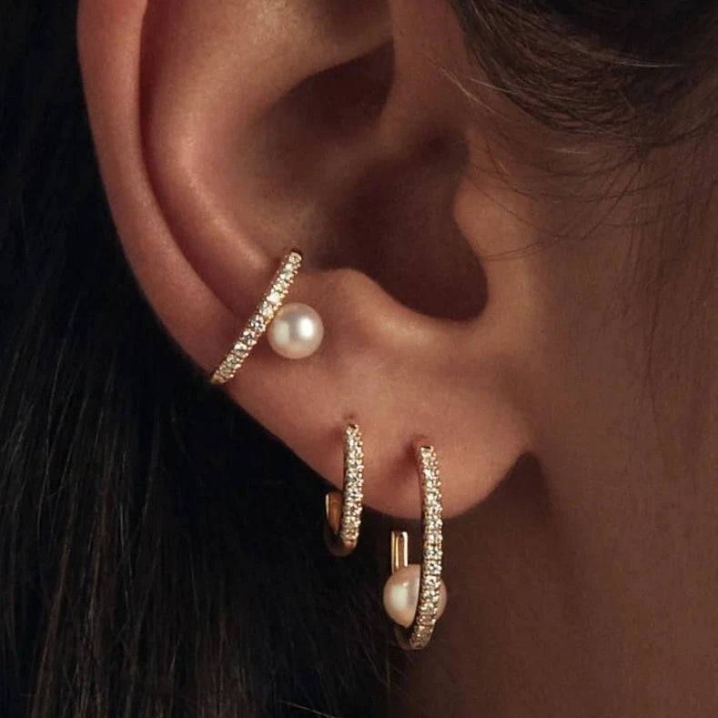 MIZUKI SMALL DIAMOND AND OFFSET PEARL EAR CUFF