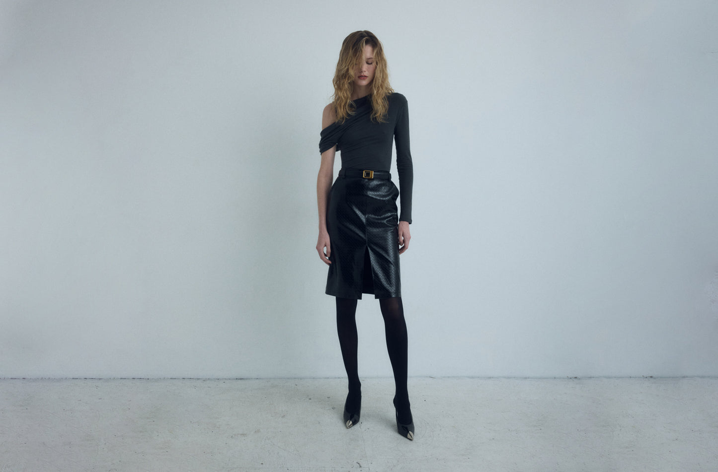 DROP 6 ASYMETRIC DRAPE TOP