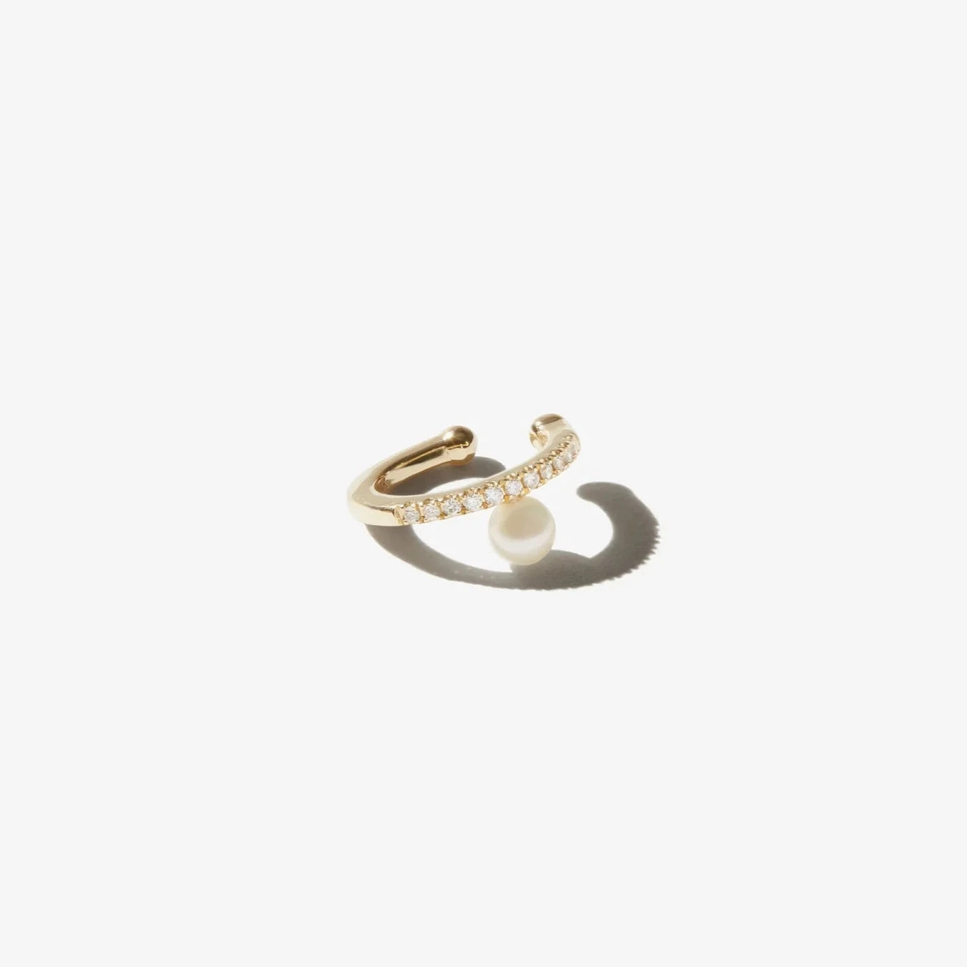 MIZUKI SMALL DIAMOND AND OFFSET PEARL EAR CUFF